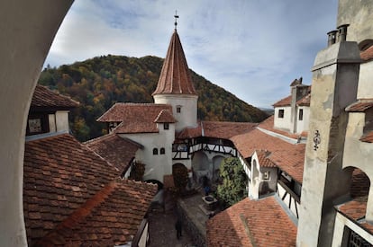 En la imagen, vista parcial del interior del patio del Castillo de Bran y las montañas al fondo.