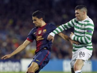 Marc Bartra despeja ante Gary Hooper.