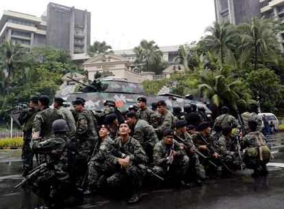 Las fuerzas de seguridad se han desplegado alrededor del hotel Península para iniciar el asalto contra los rebeldes.