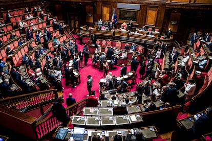 Las bancadas vacías del M5S en el Senado italiano, ayer, durante la moción de confianza.