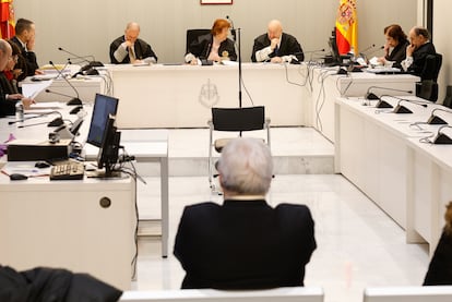 En el centro, de espaldas, el comisario Carlos Salamanca, durante la sesión del juicio del pasado lunes.