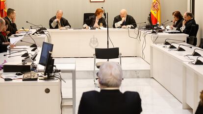 En el centro, de espaldas, el comisario Carlos Salamanca, durante la sesión del juicio del pasado lunes.