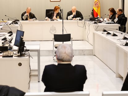 En el centro, de espaldas, el comisario Carlos Salamanca, durante la sesión del juicio del pasado lunes.