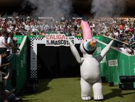 Curro, emblema de la Expo 92, salta al césped del Estadio la Cartuja (Sevilla) para sorpresa de los aficionados de LALIGA DE LAS MASCOTAS.