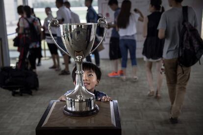 Un niño chino contempla el trofeo antes de un torneo, en el Club Metropolitan de polo de Tianjin, China. Cada vez más, los padres chinos ricos están eligiendo el polo y otras actividades ecuestres para sus hijos como una manera de reforzar sus credenciales para ser admitidos en las universidades de primer nivel en los Estados Unidos y el Reino Unido.