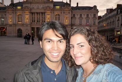 Gabriela Campos (26) y Shukhrat Khakimov (24) se conocieron en 2009 en Angers, Francia. Ella, natural de Alicante, estudiaba Periodismo. Shukhrat, de Kazajistán, estudió Empresariales en su país y después obtuvo una beca Erasmus Mundus —ayuda europea para estudiantes de otras partes del mundo— para hacer un máster de Enología. Ambos vivían en la misma residencia de estudiantes y allí, compartiendo su tiempo libre, comenzó su relación. Ahora viven juntos en Alicante, donde él ha fundado una empresa de exportación de vinos europeos con un socio español.