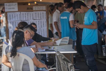 Ciudadanos acuden al centro de votación en la Avenida Villa Olímpica en San Salvador.