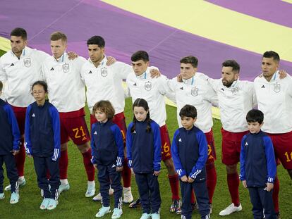 Los jugadores de España forman antes del partido ante Costa Rica, el pasado miércoles.