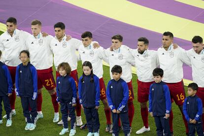 Los jugadores de España forman antes del partido ante Costa Rica, el pasado miércoles.