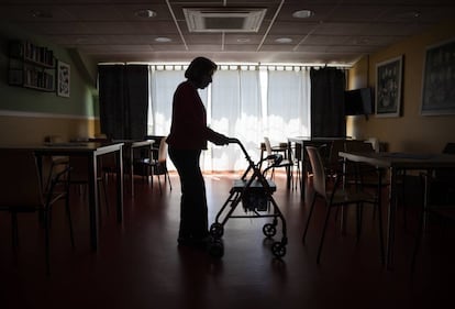 Una persona mayor en una residencia de un pueblo de Madrid.