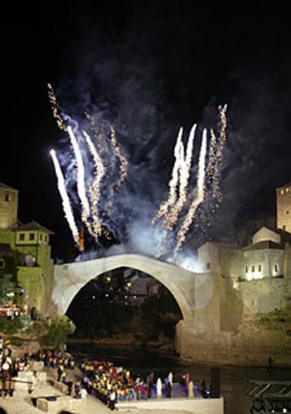 Fiesta de reinauguración del viejo puente, en Mostar.