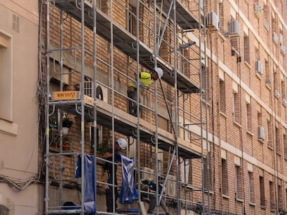 Un trabajador en el andamio de una obra en construcción el 17 de mayo de 2023, en Barcelona, Cataluña, España.