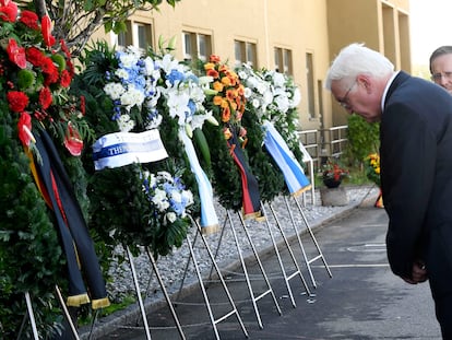 El presidente alemán, Frank-Walter Steinmeier, se inclina frente a la ofrenda floral a las víctimas de la masacre de Múnich 72 frente al presidente israelí, Isaac Herzog.