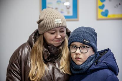 Ruslana Stepanova, una refugiada ucrania de Odesa, fotografiada en Chisinau, Moldavia, con su hijo Vova Stepanov, dentro del Centro Dignidad. Llegaron a Moldavia el 2 de marzo de 2022, después de que comenzara la guerra. Recuerda que, mientras intentaba cruzar la frontera, tuvo que esperar con su hijo en una larga cola de más de 1.500 personas. Quiere que la guerra termine y pide paz al mundo.