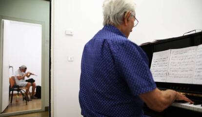 La biblioteca musical Víctor Espinós, la única en Madrid en que en lugar de libros la gente alquila instrumentos.