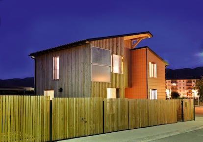 Casa en La Pobla de Segur (Lleida) levantada con estructura de abeto del Pirineo y aislamiento de lana para lograr un nulo consumo energético.