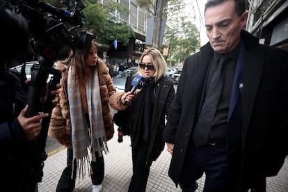 Verónica Ojeda, expareja de Diego Maradona, sale del tribunal junto a su abogado Mario Baudry, este jueves.