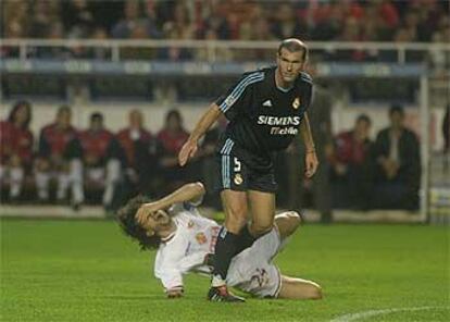 Pablo Alfaro cae al césped tras el manotazo en la cara que le dio Zidane.