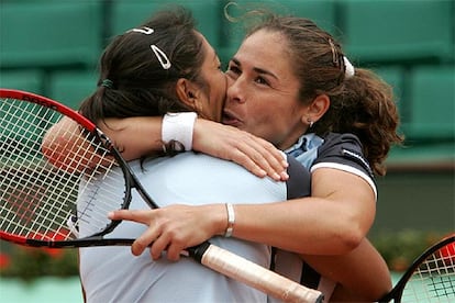 Virginia Ruano (de frente) y Paola Suárez se abrazan y besan tras su nuevo triunfo.