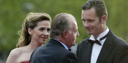 El Rey conversa con Iñaki Urdangarin en presencia de la infanta Cristina, en un acto público celebrado en Barcelona en 2006.