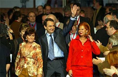 Zapatero, con Carmen Calvo (izquierda) y Carmen Alborch, saluda ayer en el acto socialista.