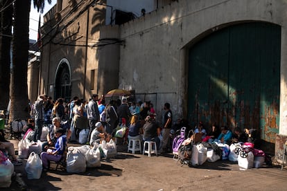 Familiares de los presos esperan su llamado para dejar las encomiendas para sus familiares.