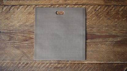 Bolsas para la tostadora sobre una mesa de madera.