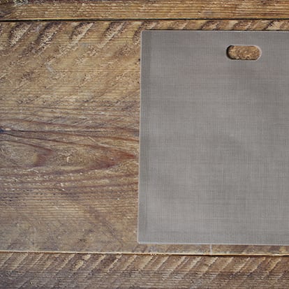 Bolsas para la tostadora sobre una mesa de madera.