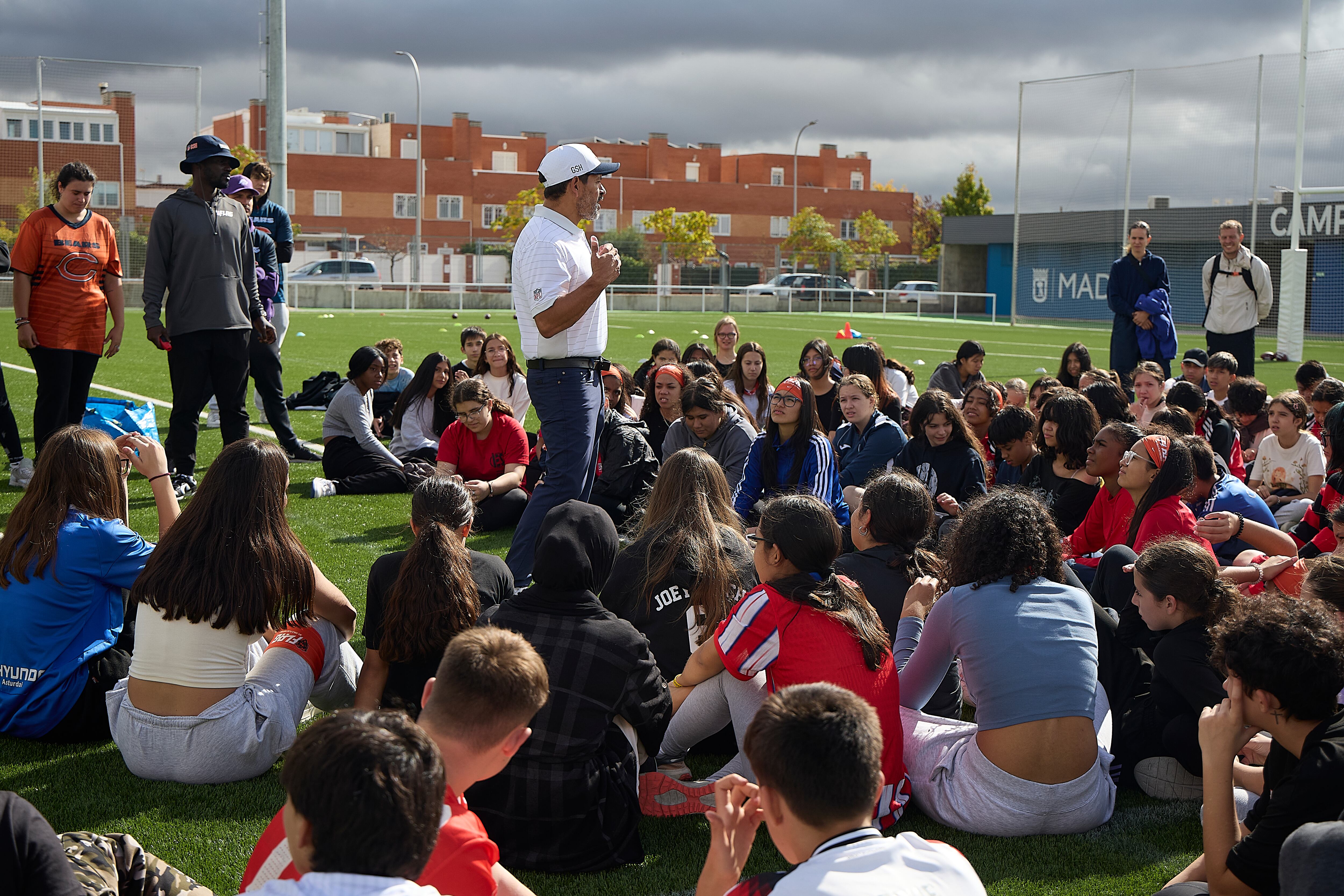 Un entrenador da instrucciones de Flag Football en Madrid, en una de las actividades organizadas por los Chicago Bears, en una imagen cedida.