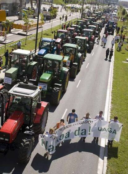 Vista de la tractorada que ha recorrido las calles de Vitoria, convocada por el sindicato agrario UAGA, para "denunciar la asfixia económica en la que se encuentra el sector".