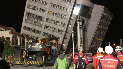 Uno de los edificios dañado por el seísmo que ha sacudido Hualien, en Taiwán.