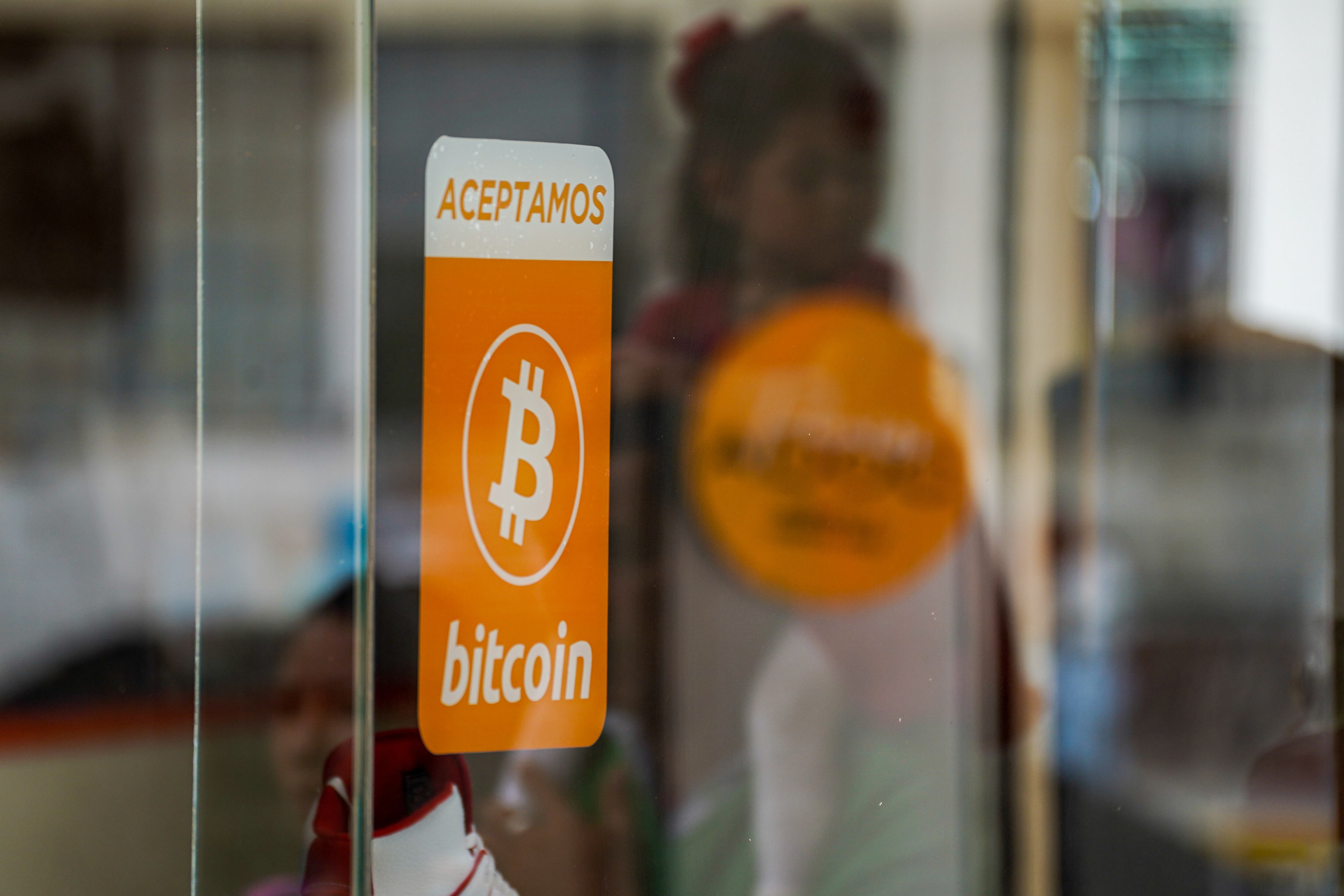 Cartel de aceptación de bitcoins en un establecimiento de San Salvador (El Salvador).