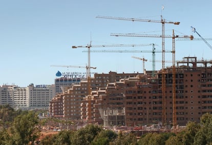 Edificios en construcción de Marina D´Or en Oropesa del Mar (Castellón), en una fotografía de diciembre de 2005. La Ciudad de Vacaciones ha sido símbolo del desarrollo inmobiliario en España en la pasada década, con éxito de ventas en los años de mayor desarrollo inmobiliario y fuertes críticas ecologistas y denuncias de corruptelas