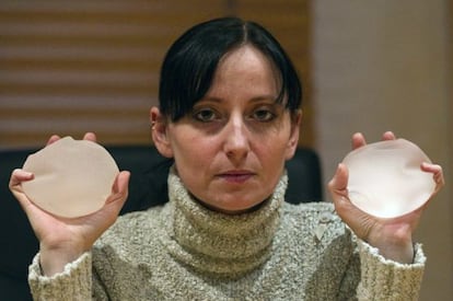 Alexandra Blachére, fundadora de la asociación de afectadas, muestra dos implantes defectuosos de la marca PIP.