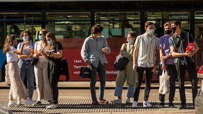 Jóvenes en la calle Alcalá, en Madrid.