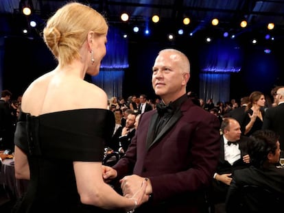 Ryan Murphy es saludado por Nicole Kidman en la gala de premios Critic's Choice de 2016.