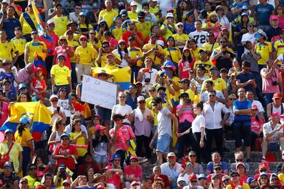 Seguidores ecuatorianos de Carapaz animan al ciclista en la última etapa.