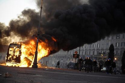 Los encapuchados incendiaron vehículos, atacaron comercios y bancos y arrojaron piedras, bengalas y petardos.