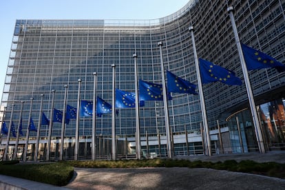 Las banderas de la sede de la Comisión Europea en Bruselas, a media hasta este miércoles como tributo a las 36 víctimas mortales de un accidente de tren en Grecia.