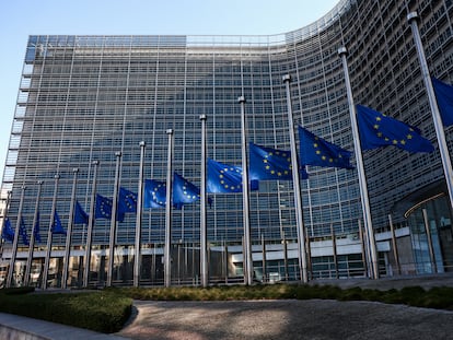 Las banderas de la sede de la Comisión Europea en Bruselas, a media hasta este miércoles como tributo a las 36 víctimas mortales de un accidente de tren en Grecia.