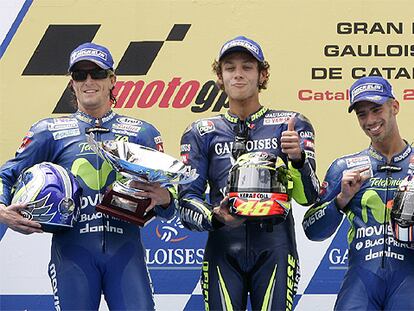 Valentino Rossi celebra su victoria en Montmeló escoltado por Sete Gibernau y Marco Melandri.