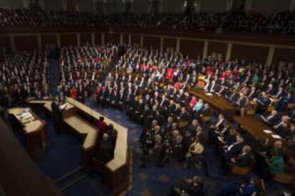 El presidente de los Estados Unidos, Barack Obama (l), pronuncia su discurso anual sobre el Estado de la Unión ante el Congreso en Washington (EE.UU.).