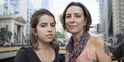 A fotógrafa Adriana Campos, 42 anos, e sua filha Maria Lua, 18 anos, na marcha de mulheres na av. Paulista em 31 de outubro.