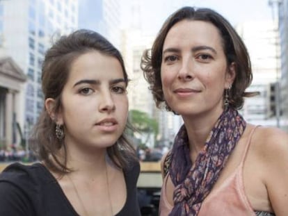 A fotógrafa Adriana Campos, 42 anos, e sua filha Maria Lua, 18 anos, na marcha de mulheres na av. Paulista em 31 de outubro.