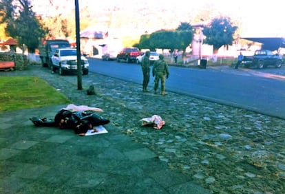 Militares custodian las cabezas abandonadas en Zacán.