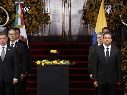 Colombia&#039;s President Juan Manuel Santos (l) and his Mexican counterpart Enrique Pe&ntilde;a Nieto (r) stand next to the urn containing the ashes of late Colombian Nobel laureate Gabriel Garcia Marquez in Mexico City.
 