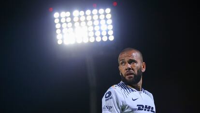 Dani Alves, durante un partido con los Pumas de México.