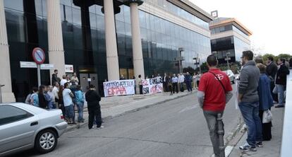 Concentración de cooperativistas ante los Juzgados de Pozuelo de Alarcón. Juicio a Manuel Hermo Patiño.