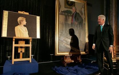 Clinton junto a su retrato y el de su esposa Hillary.  l