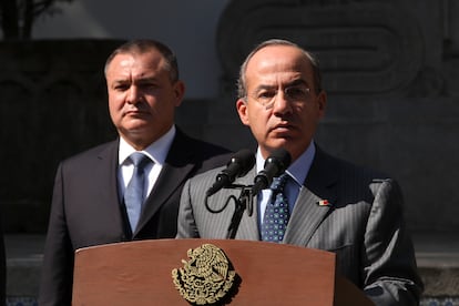 Genaro García Luna y Felipe Calderón en una rueda de prensa en Los Pinos, en Ciudad de México, en 2010.